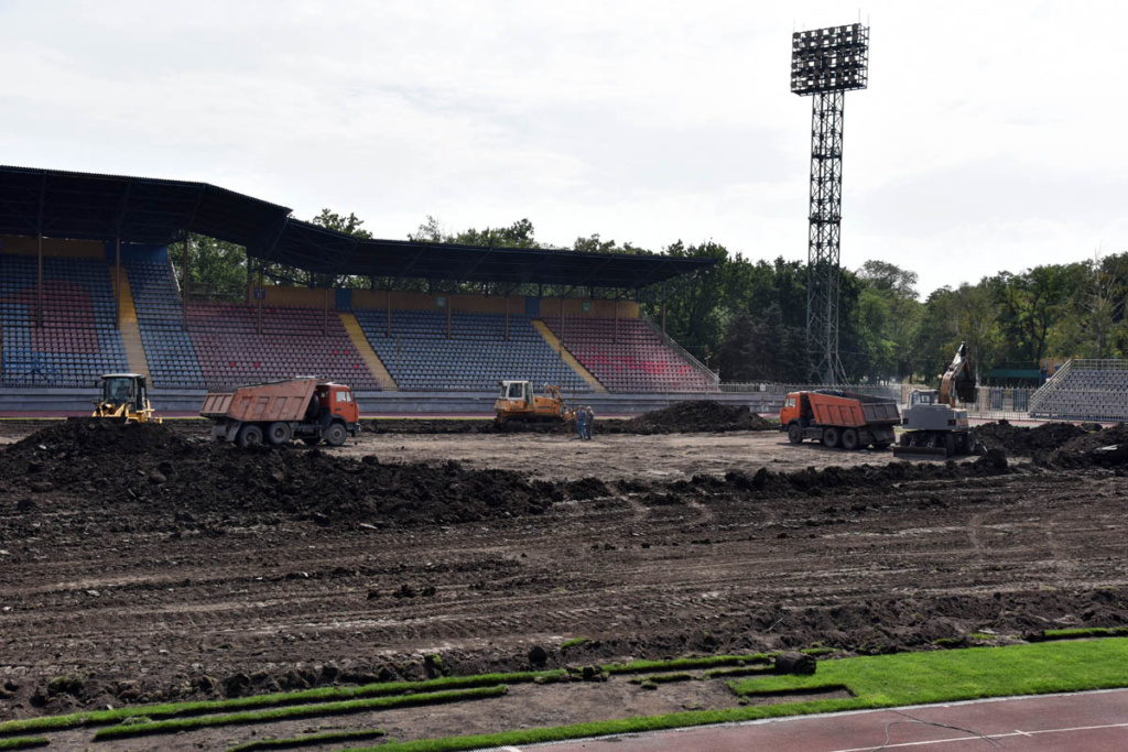 На домашньому стадіоні Маріуполя демонтували старий газон - изображение 1