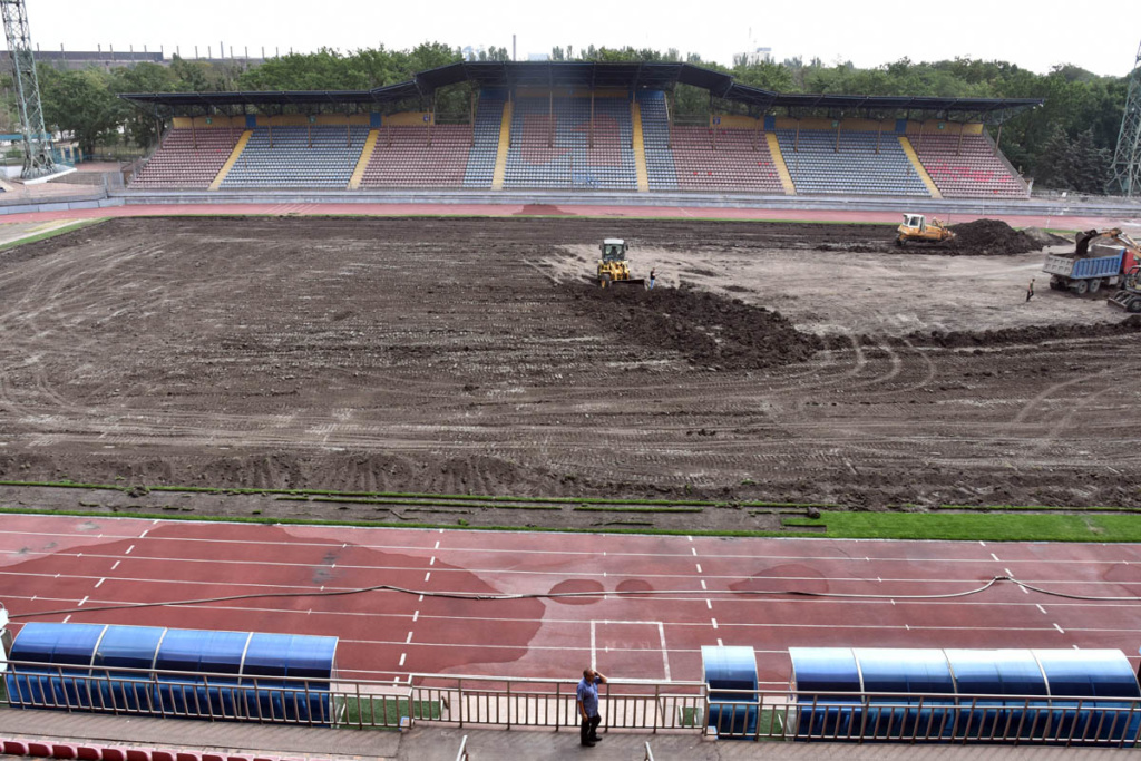 На домашньому стадіоні Маріуполя демонтували старий газон - изображение 2
